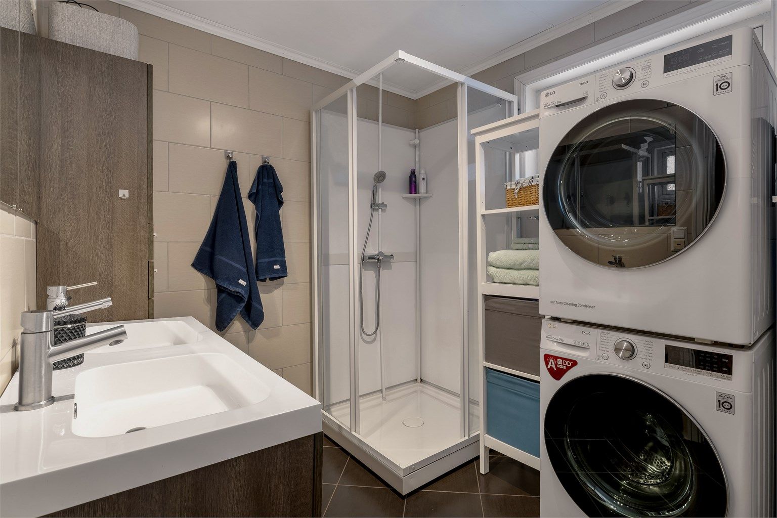 Badet har flislagte overflater som står i stil med innredningen.