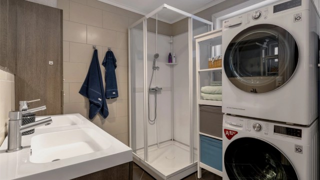 Badet har flislagte overflater som står i stil med innredningen.