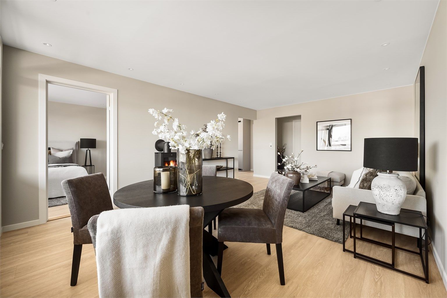 Fra spisestuen er det en naturlig flyt mot soveromsavdelingen og kjøkkenet.