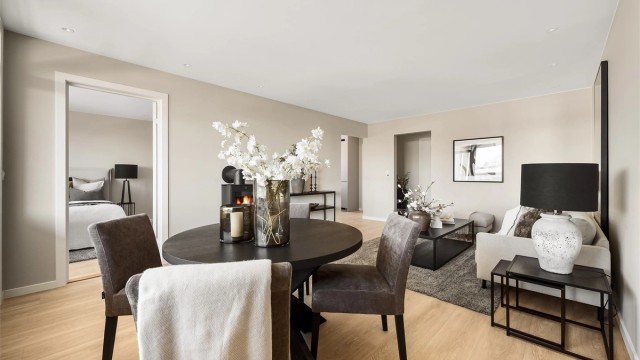 Fra spisestuen er det en naturlig flyt mot soveromsavdelingen og kjøkkenet.