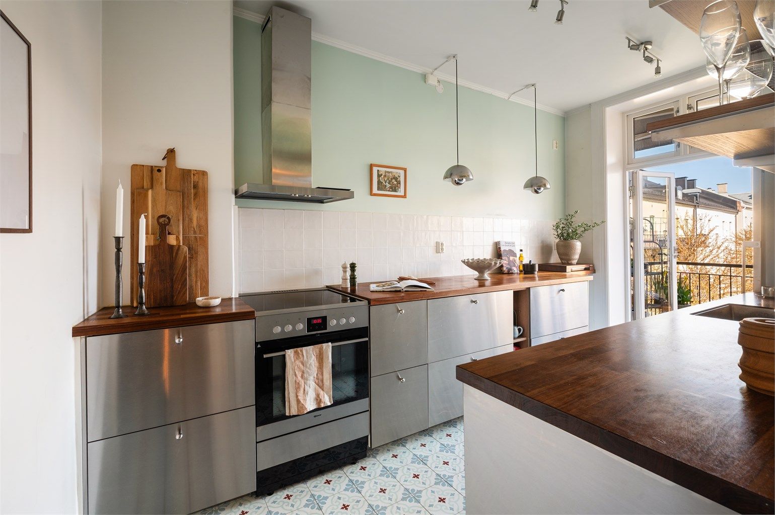 Kjøkkenet er utstyrt med kullfilterventilator over kokeplassen. Benkeplaten i heltre har en planlimt vaskekum, en funksjonell og stilren detalj i det moderne kjøkkenet.