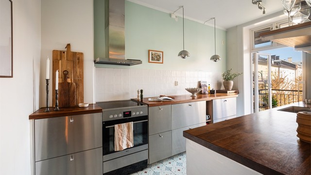 Kjøkkenet er utstyrt med kullfilterventilator over kokeplassen. Benkeplaten i heltre har en planlimt vaskekum, en funksjonell og stilren detalj i det moderne kjøkkenet.