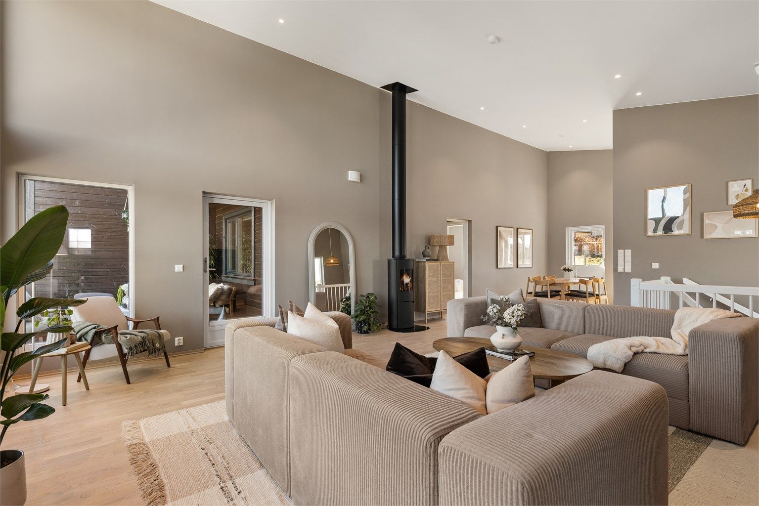 Ildstedet med metallpipe gir både varme og en hyggelig atmosfære på kjølige dager.