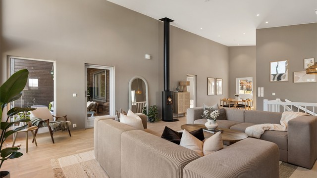 Ildstedet med metallpipe gir både varme og en hyggelig atmosfære på kjølige dager.