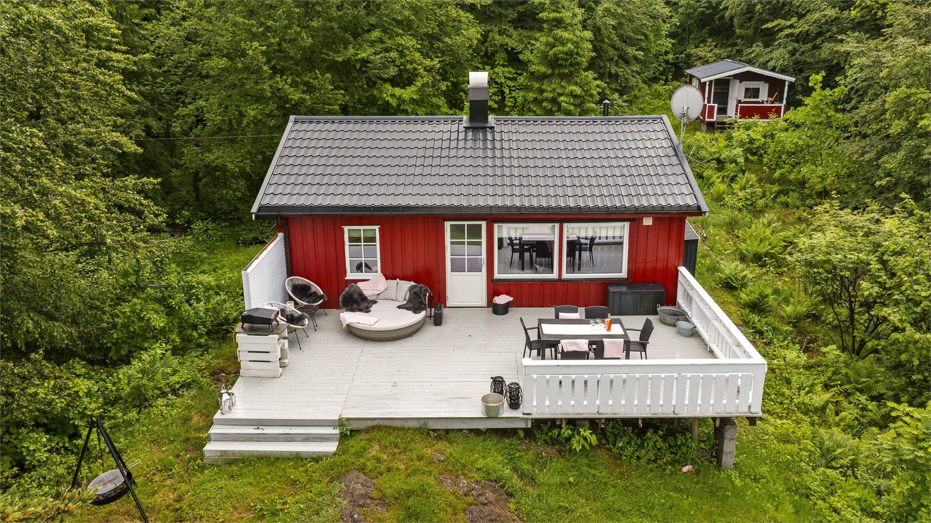 Velkommen til Buarveien 117 – en koselig og usjenert hytte som ligger vakkert til i et rolig og idyllisk skogsområde.