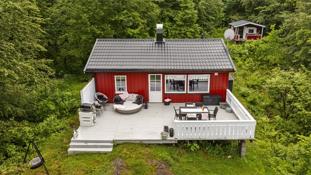 Velkommen til Buarveien 117 – en koselig og usjenert hytte som ligger vakkert til i et rolig og idyllisk skogsområde.