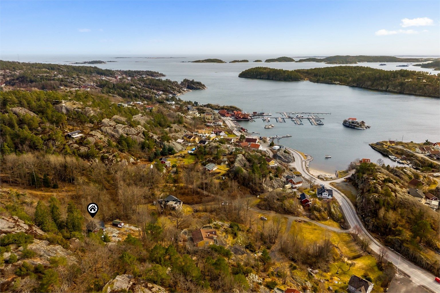 Sommerstedet Valle med dagligvarebutikk, restaurant, butikker, marina og gjestebrygger ligger kun en liten spasertur unna.