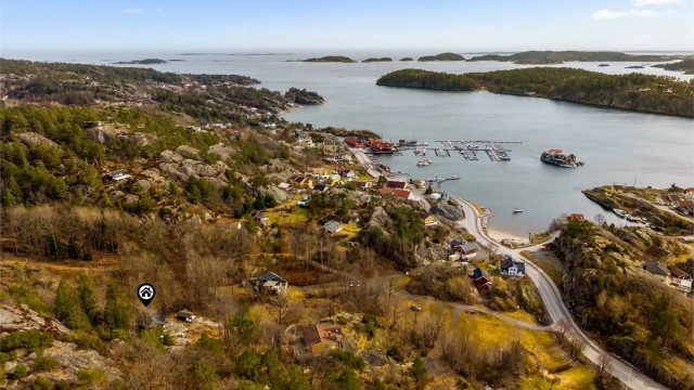 Sommerstedet Valle med dagligvarebutikk, restaurant, butikker, marina og gjestebrygger ligger kun en liten spasertur unna.