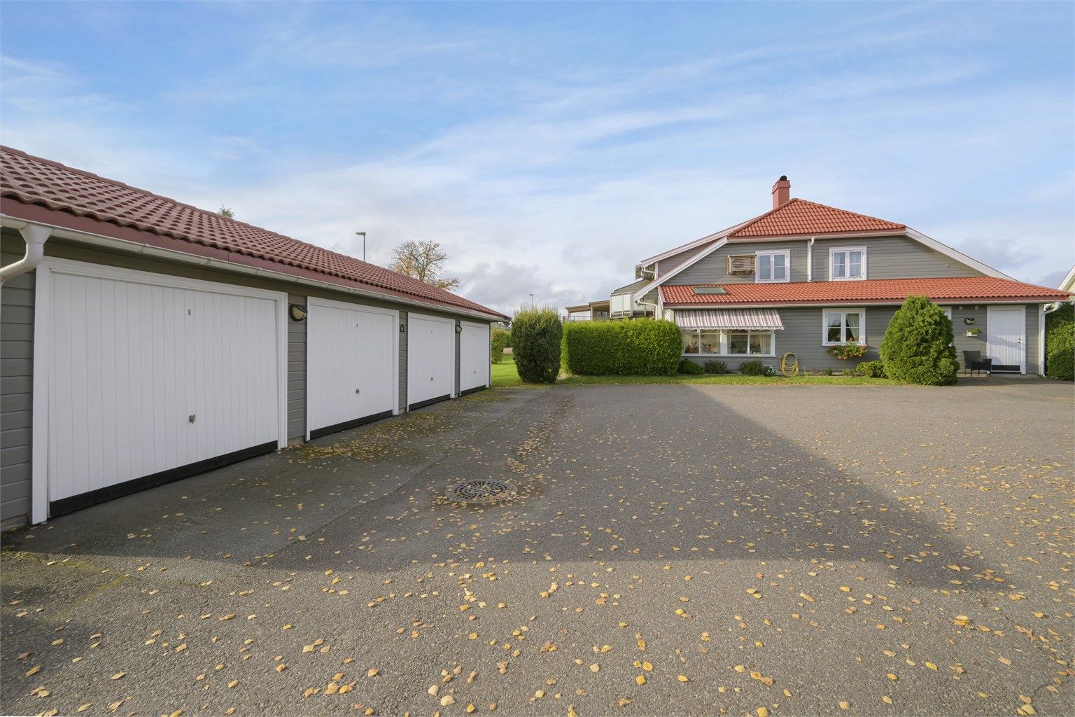 Parkeringsplass og garasjeanlegg