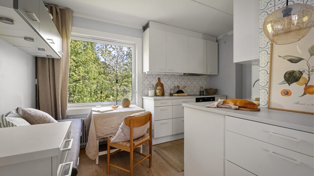 Hvit kjøkkeninnredning med laminat benkeplate