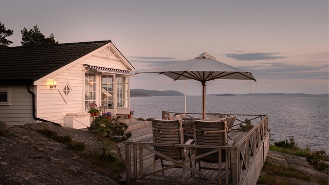 I svært private og helt usjenerte omgivelser kan både utsikt og kveldssol oppleves til det fulle.