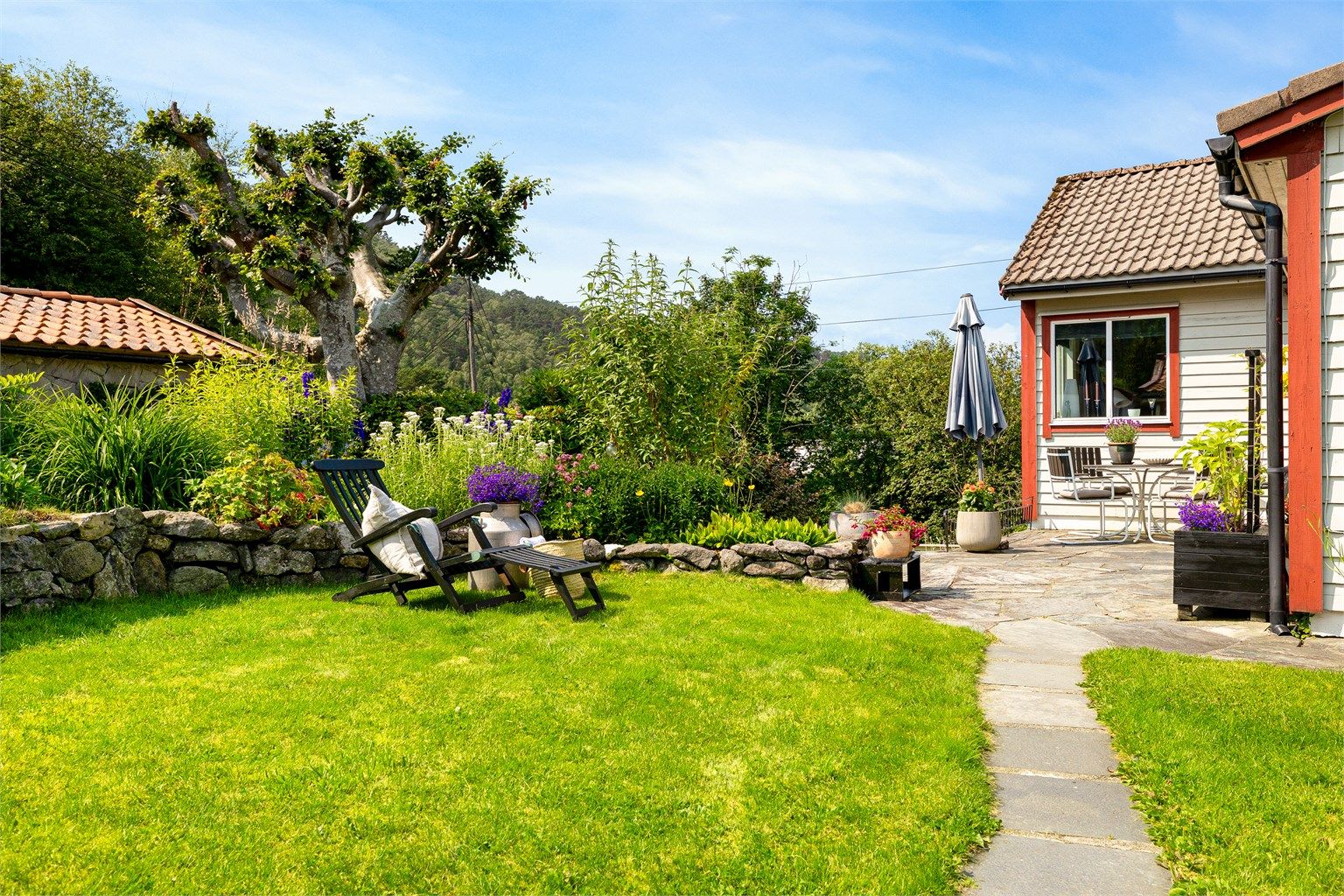 Solforholdene er svært gode, og i sommerhalvåret kan man nyte solen fra tidlig morgen til sent på kveld, med sol helt frem til omkring kl. 23.00 ved midtsommer.