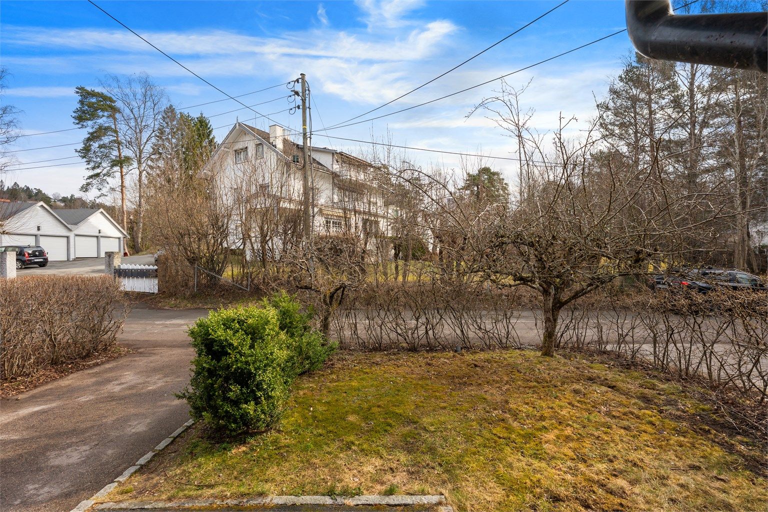 Beliggenheten er svært familievennlig, med gangavstand til Slemdal skole og flere barnehager.