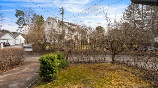 Beliggenheten er svært familievennlig, med gangavstand til Slemdal skole og flere barnehager.