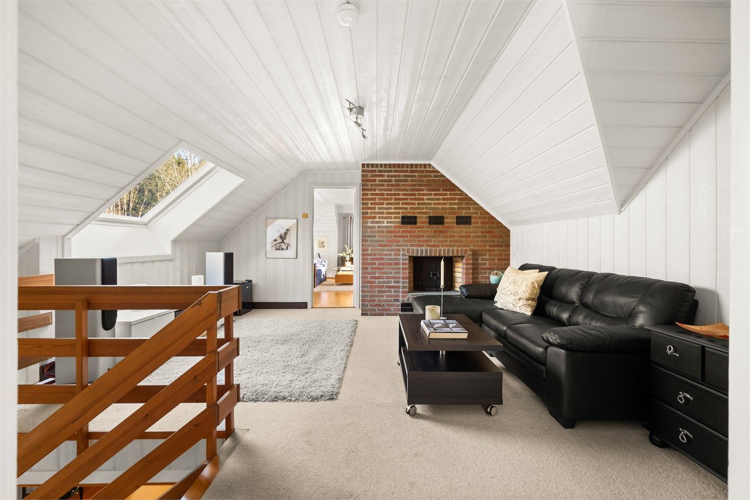 Også loftstuen har en egen peisovn, som gir ekstra varme og hygge.