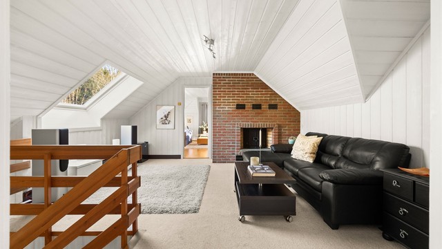 Også loftstuen har en egen peisovn, som gir ekstra varme og hygge.