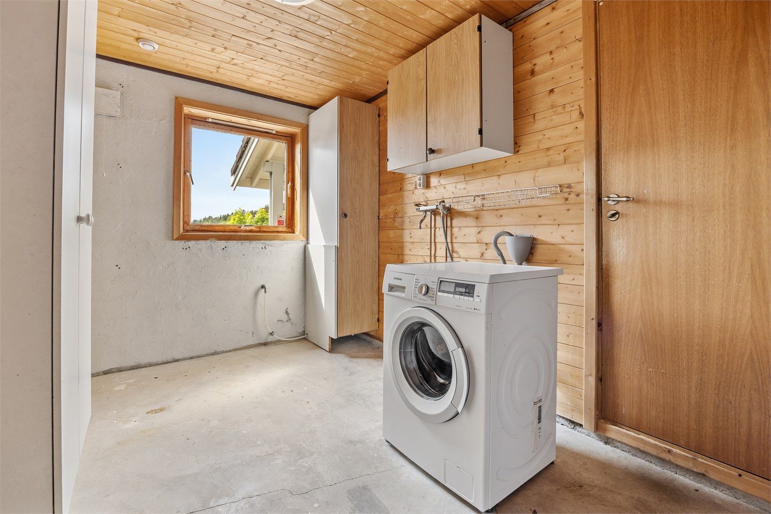 Stort og praktisk vaskerom/bad med gulvvarme, opplegg for vaskemaskin og god plass.