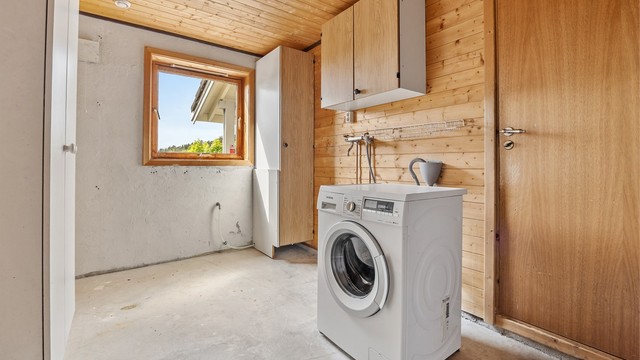Stort og praktisk vaskerom/bad med gulvvarme, opplegg for vaskemaskin og god plass.