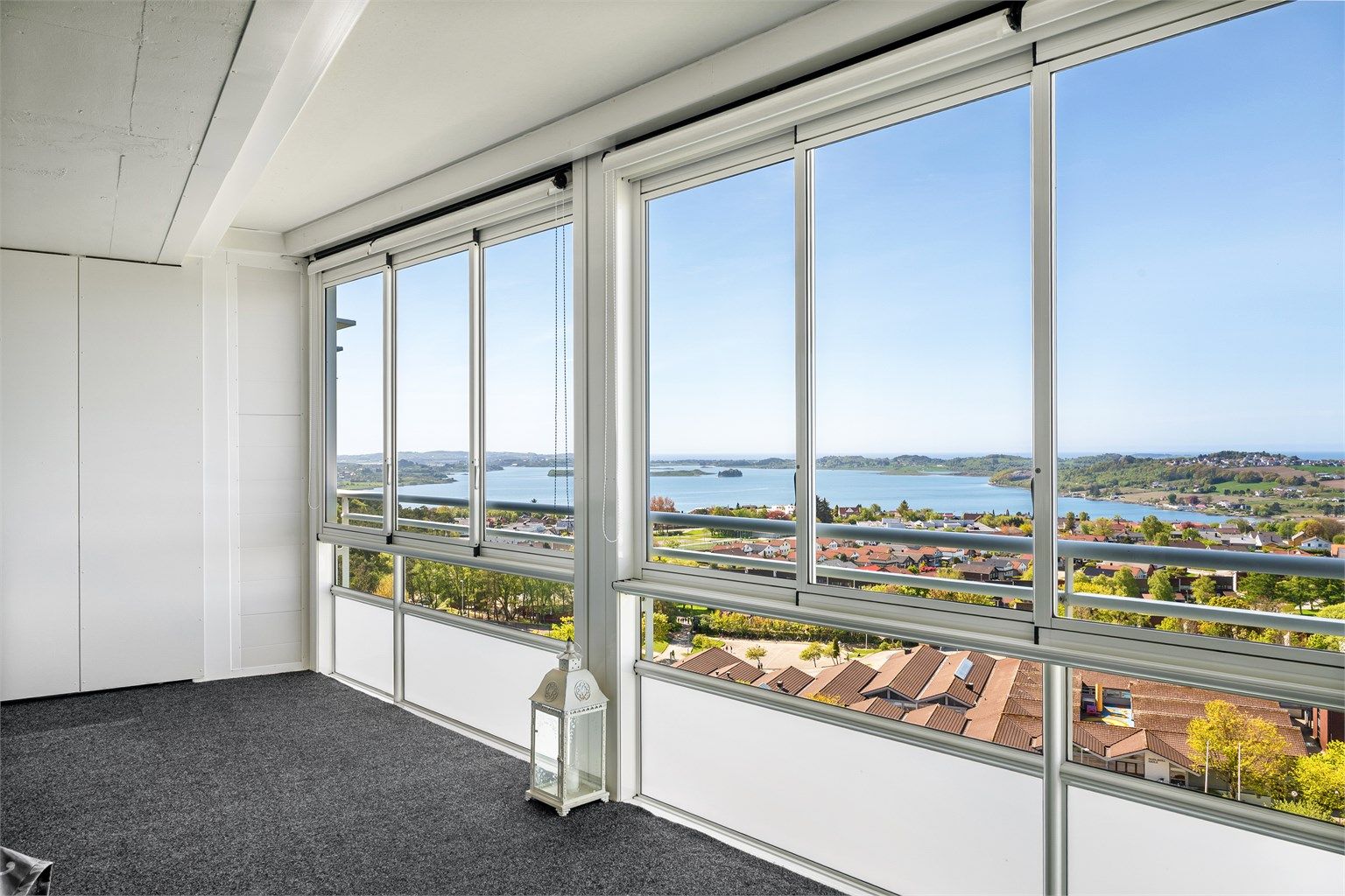 Endeleilighet i 11. etasje med storslått utsikt over Hafrsfjord samt gode solforhold. 