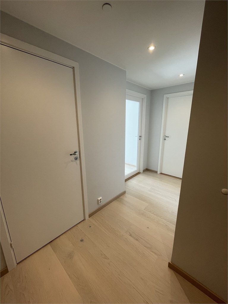 Romslig gang med god plass til å henge fra seg yttertøy.