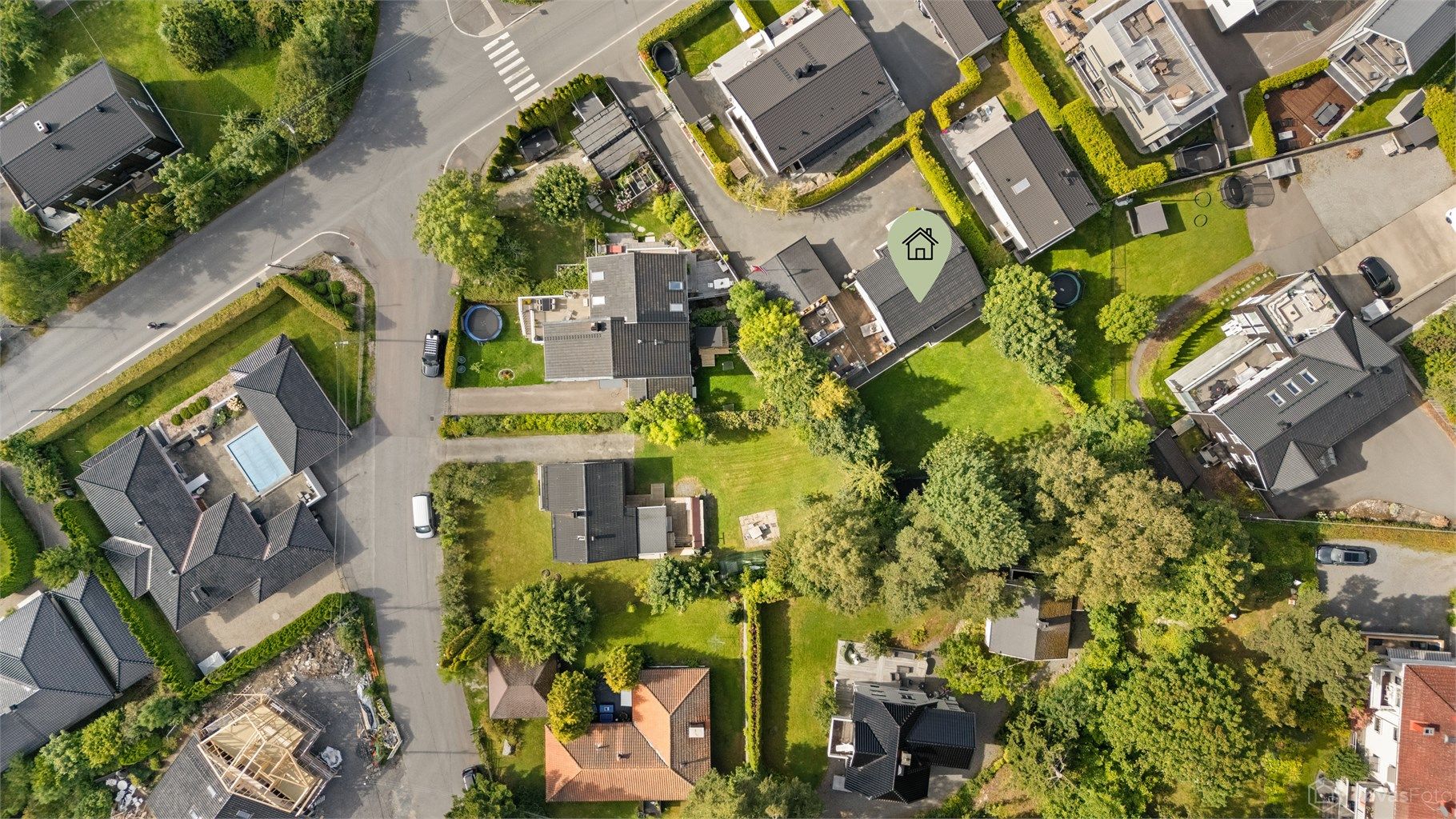 Tilbaketrukket og trafikkskjermet beliggenhet, i andre husrekke fra vei