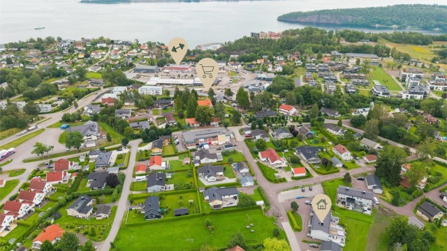 Kleivbrottet ligger like i nærheten og tilbyr både treningssenter og et mangfold av butikker og tjenester
