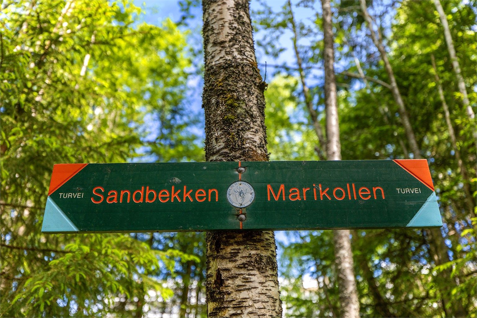 Gode rekreasjonsmuligheter sommer som vinter, med turveier til Sandbekken og Marikollen.