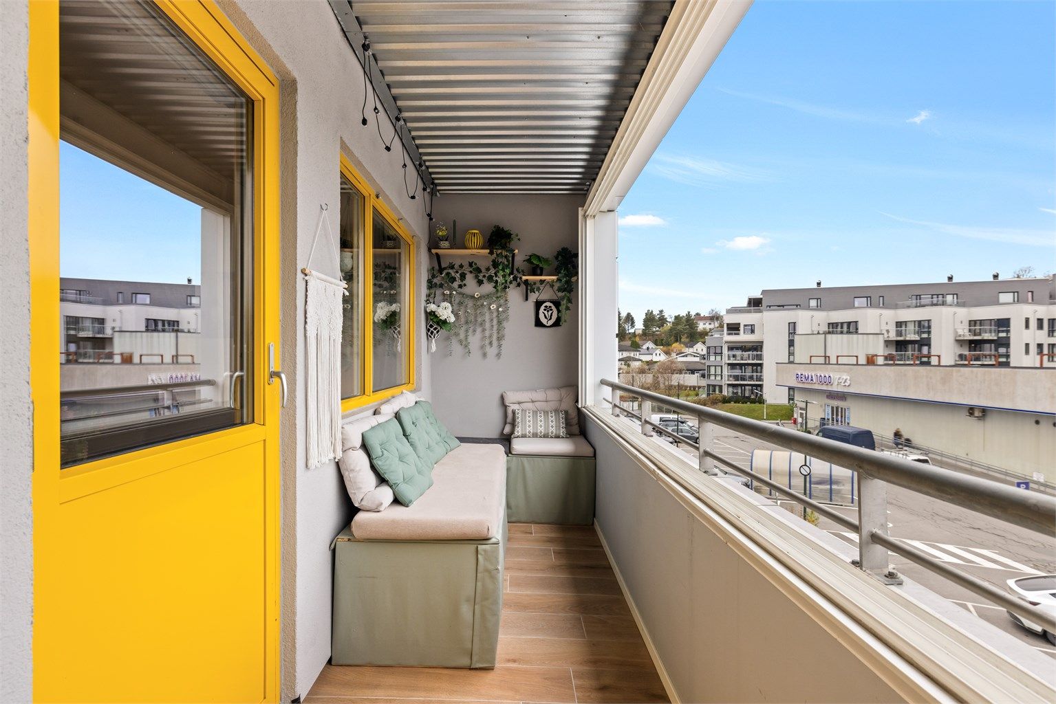 Her får du en smart og funksjonell planløsning med god romfølelse og et ekstra bruksareal på hemsen som gir fleksibilitet.