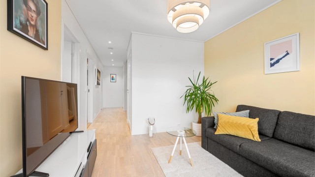 Etasjen har gjennomgående parkett på gulv og balansert ventilasjon for et godt inneklima.