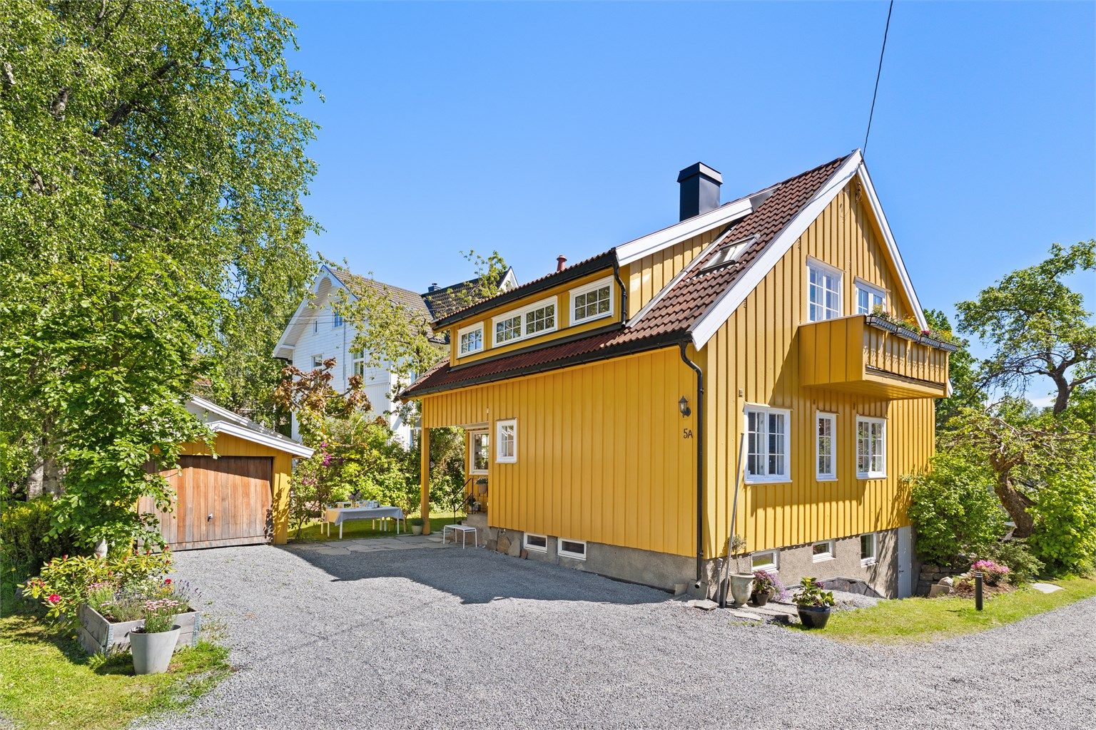 Eiendommen ligger idyllisk til innerst i en privat felles stikkvei, skjermet fra trafikk. Her bor du med kort vei til det meste, kun 3–4 minutters gange til Nordstrand skole, kollektivtransport og det populære servicetilbudet på Sæter