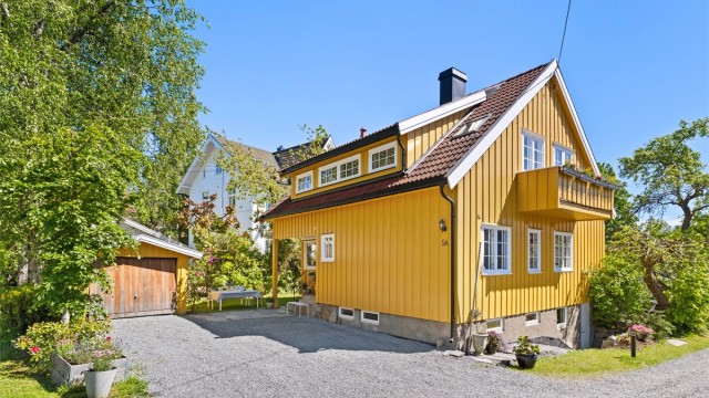 Eiendommen ligger idyllisk til innerst i en privat felles stikkvei, skjermet fra trafikk. Her bor du med kort vei til det meste, kun 3–4 minutters gange til Nordstrand skole, kollektivtransport og det populære servicetilbudet på Sæter