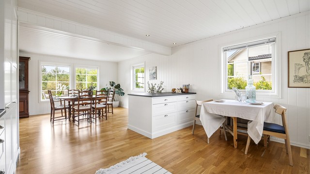Kjøkkenet har en praktisk kjøkkenhalvøy som gir ekstra arbeids- og spiseplass.