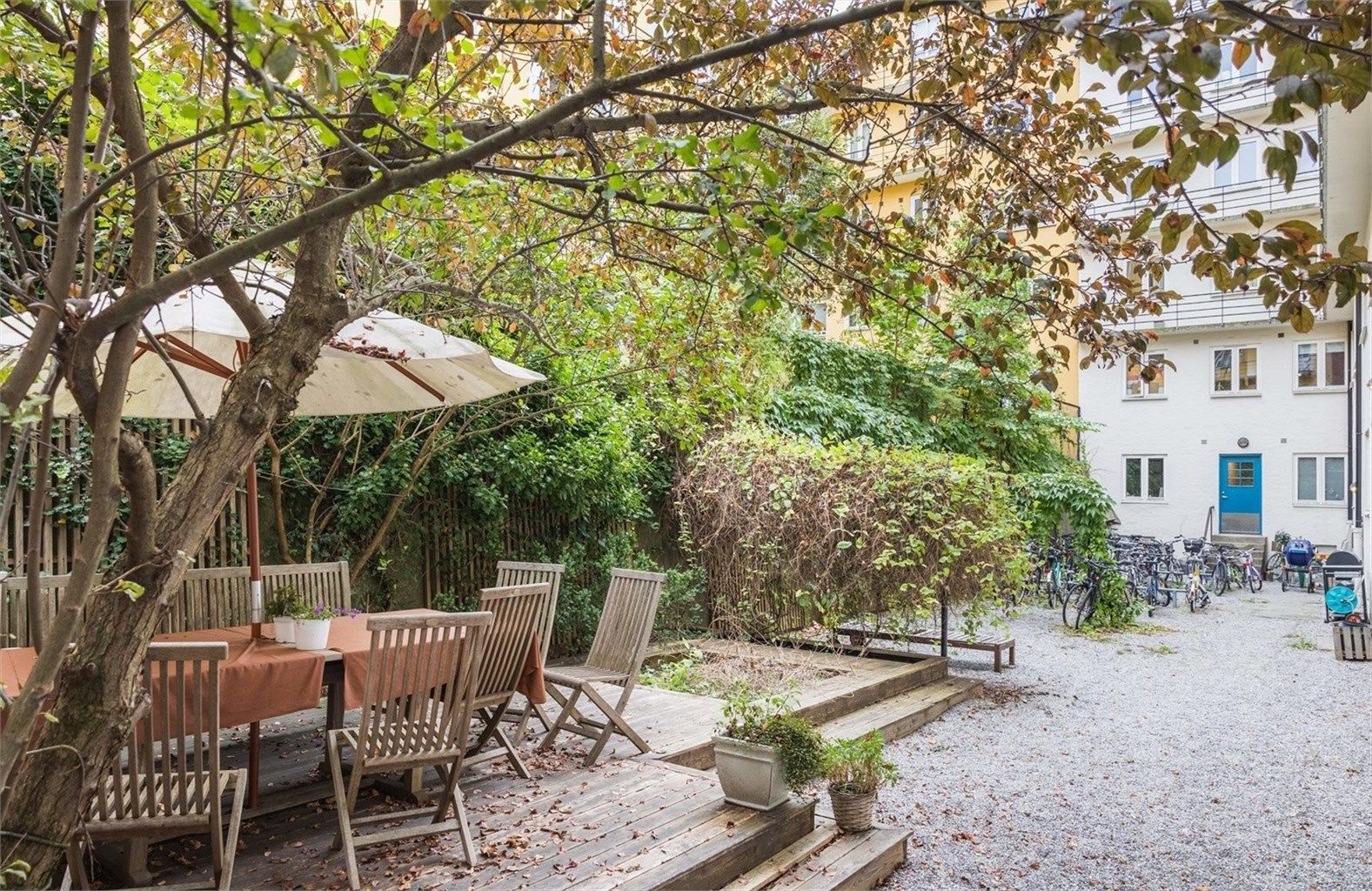 Leiligheten har solrik balkong og tilgang til sameiets koselige bakgård.