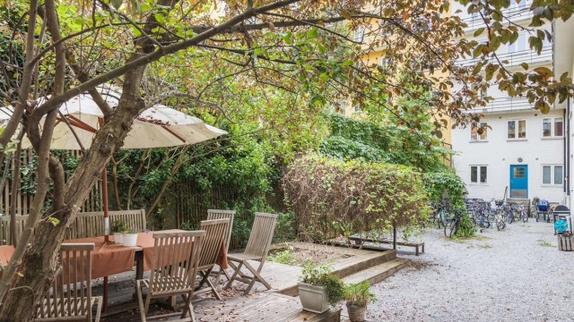 Leiligheten har solrik balkong og tilgang til sameiets koselige bakgård.