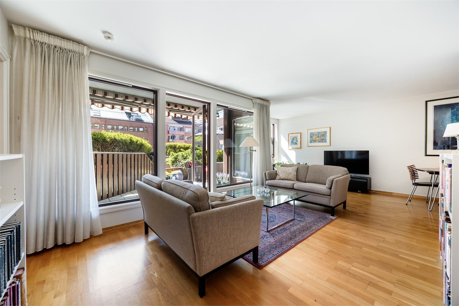 Store vindusflater som slipper inn rikelig med lys. 