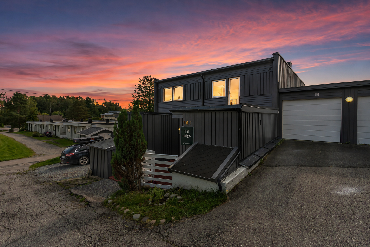 Rekkehuset ligger i et veletablert og barnevennlig boligområde.