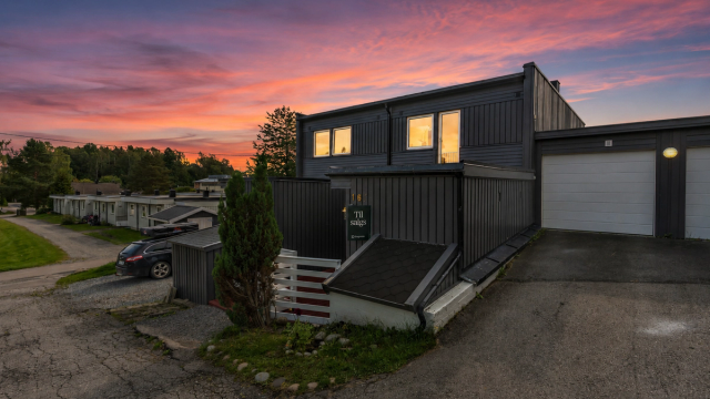 Rekkehuset ligger i et veletablert og barnevennlig boligområde.