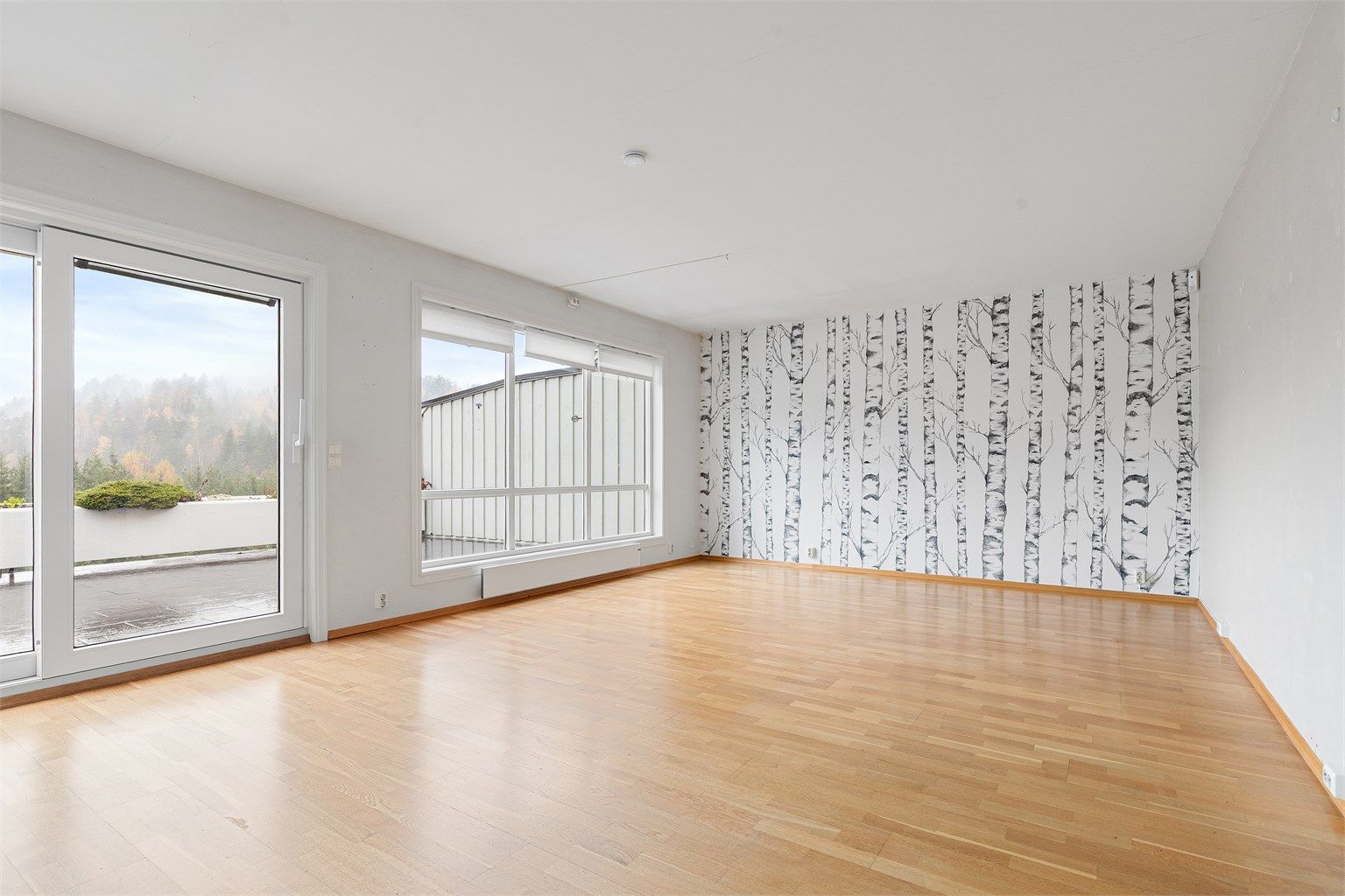 Stuen har god plass til sofaløsning med tilhørende møblementer og tv-seksjon