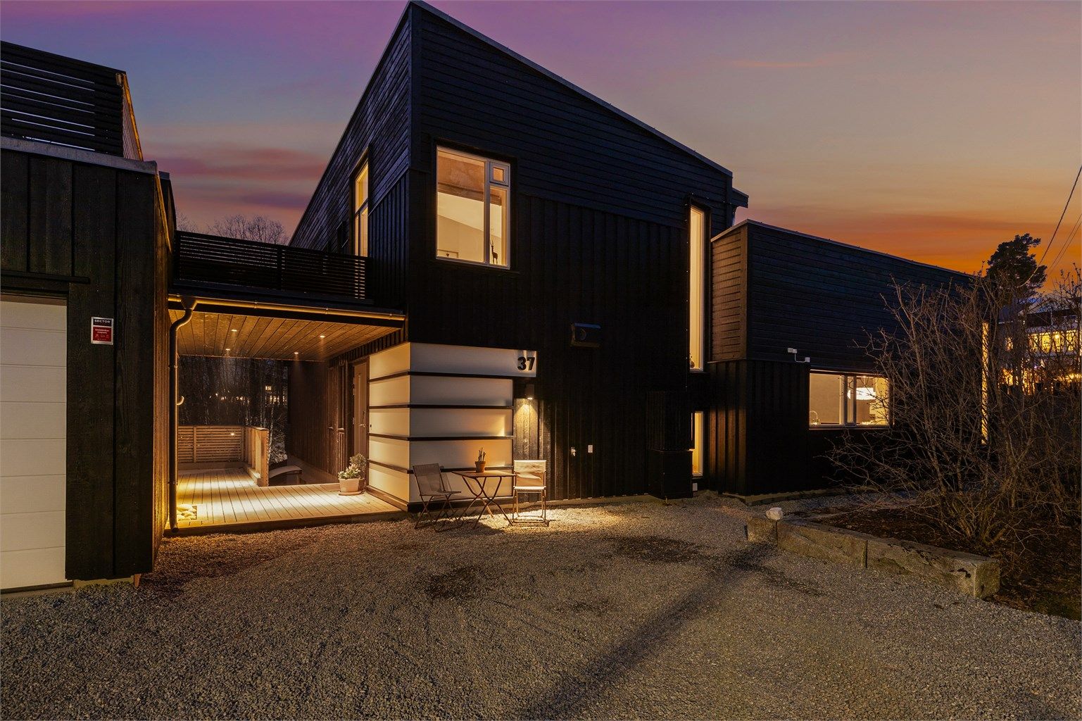 Flotte uteplasser rundt hele huset.