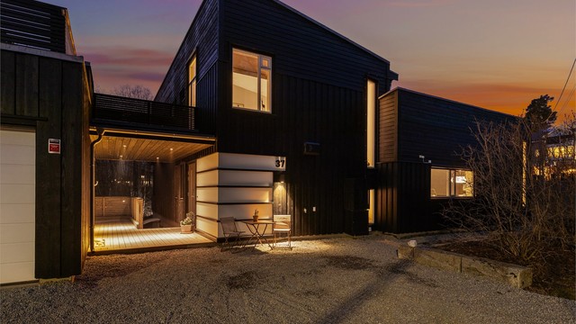 Flotte uteplasser rundt hele huset.