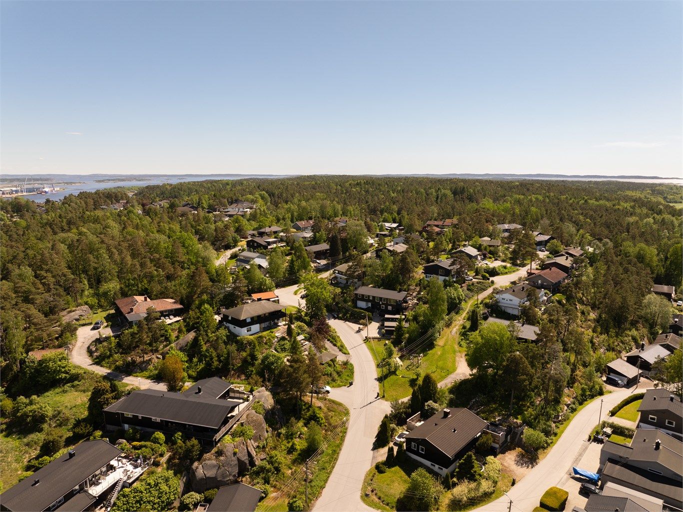 Jaktveien har ingen gjennomgangstrafikk og et svært rolig, barnevennlig miljø.