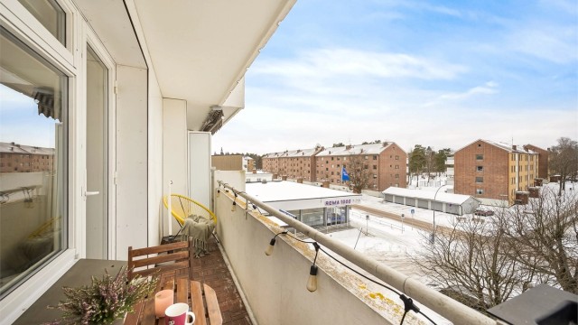 Vestvendt balkong med åpen utsikt mot nærområdet.