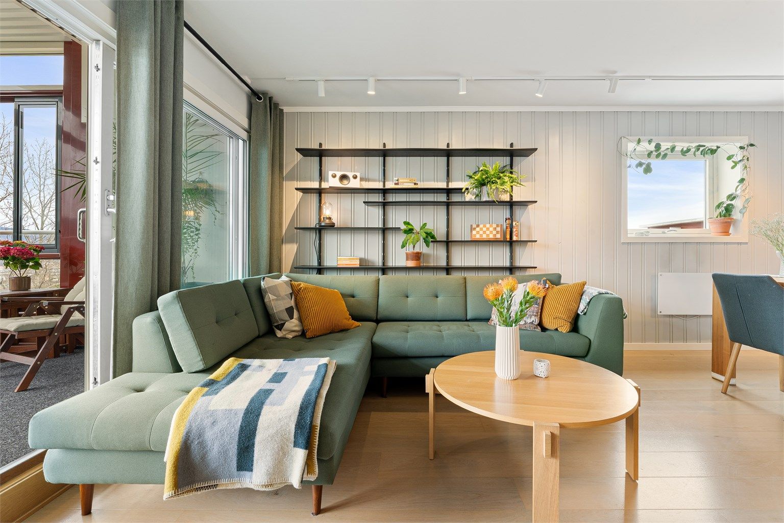 Som endeleilighet nyter stuen godt av lys fra flere kanter gjennom vinduer med to- og trelags glass fra 2014 og 2016.