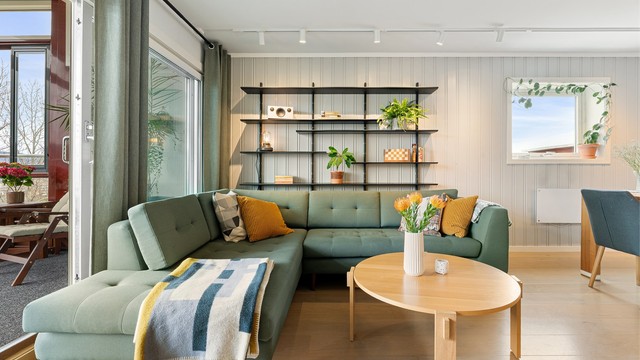 Som endeleilighet nyter stuen godt av lys fra flere kanter gjennom vinduer med to- og trelags glass fra 2014 og 2016.