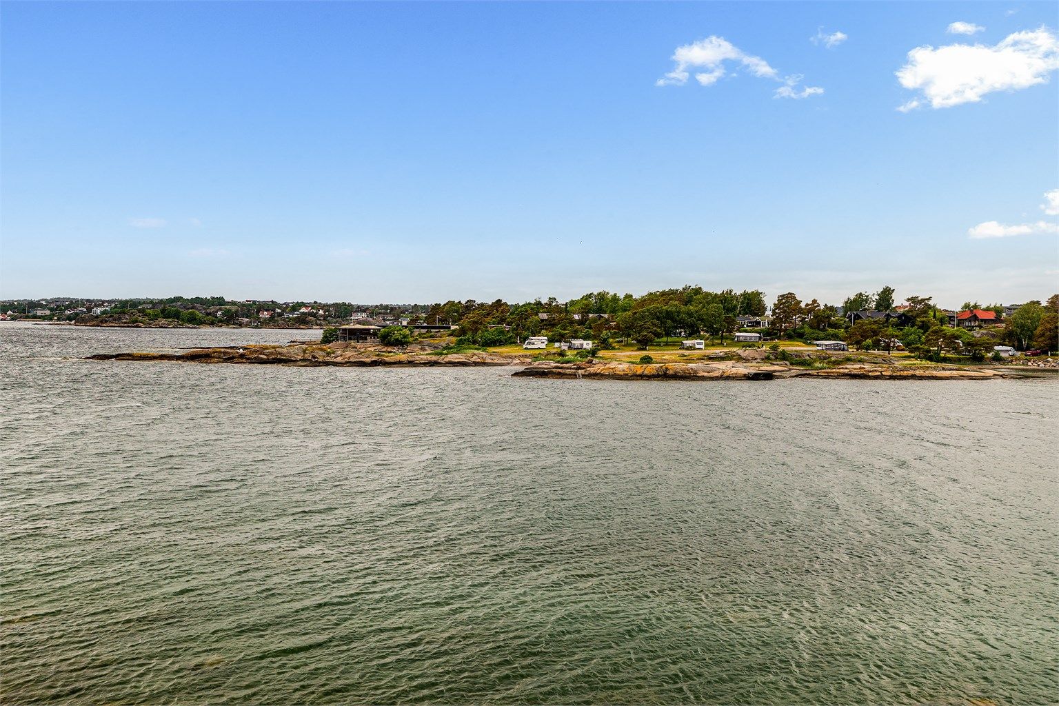 Fra eiendommen får du nydelig utsikt mot sjøen og vest, samt rikelig med sol.