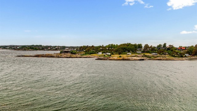 Fra eiendommen får du nydelig utsikt mot sjøen og vest, samt rikelig med sol.