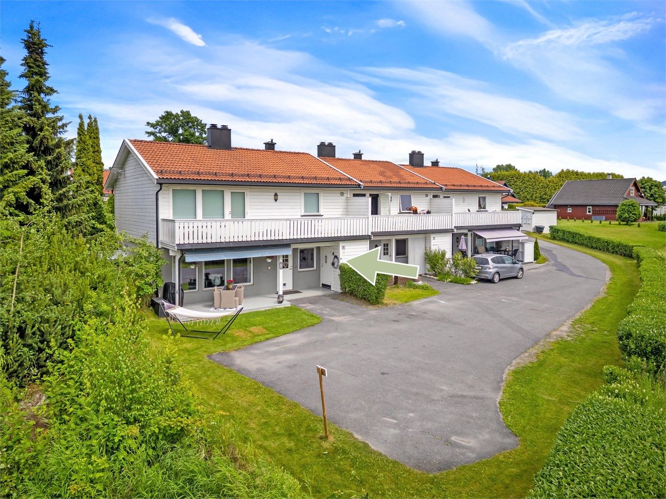 Montert elbillader på vegg utenfor boden