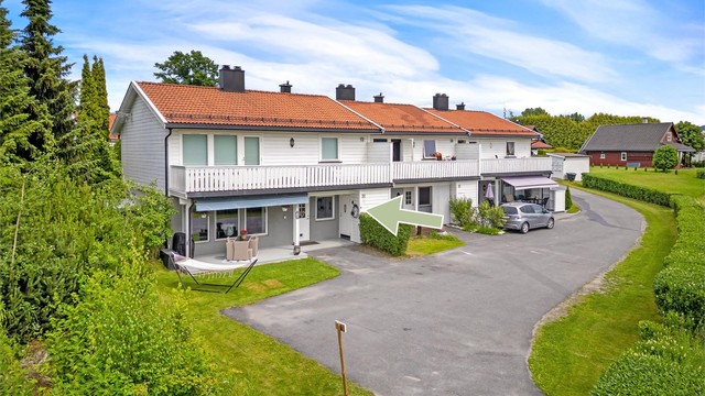 Montert elbillader på vegg utenfor boden