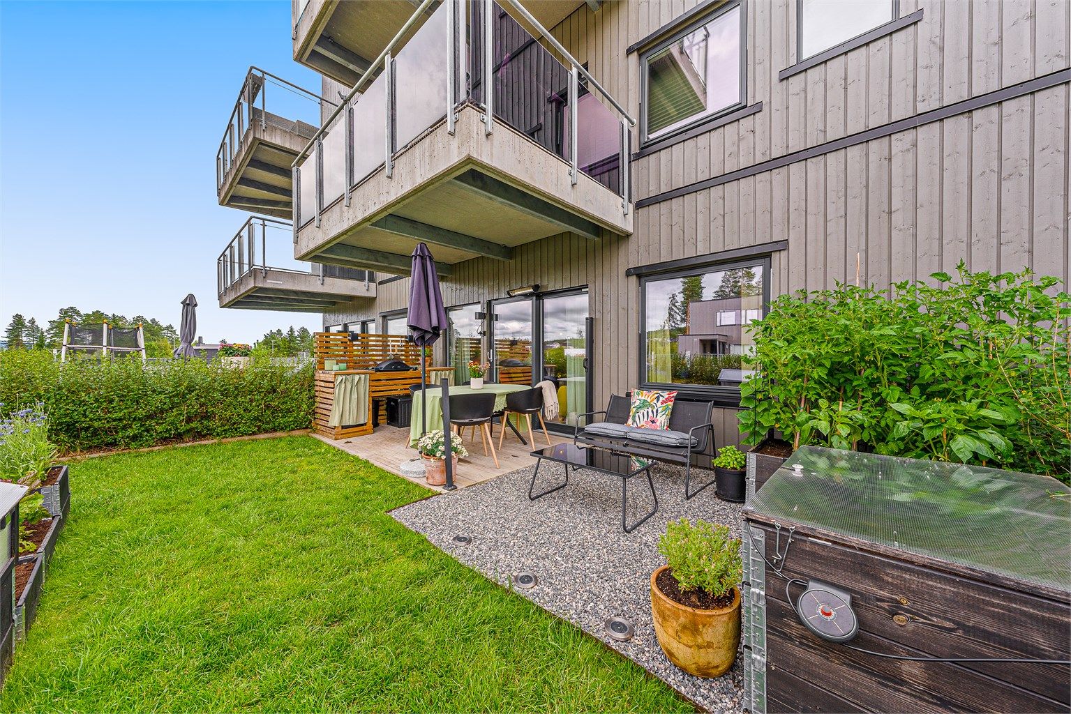 Leiligheten har en god beliggenhet i første etasje, delvis overbygd terrasse og solrik hageflekk. 