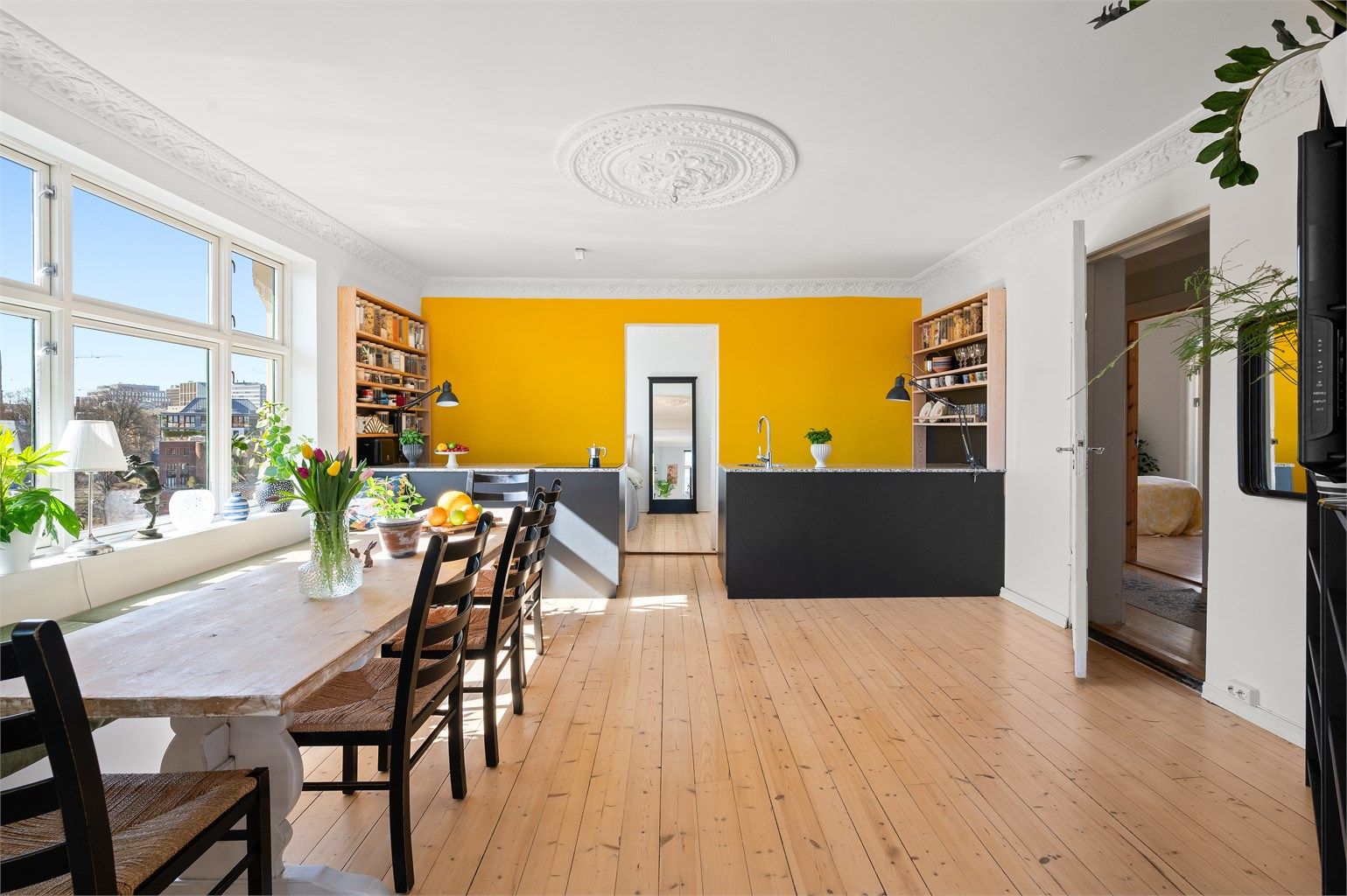 Heis i oppgangen! Leiligheten har en svært romslig sosial sone med plass til bl.a. langbord. 